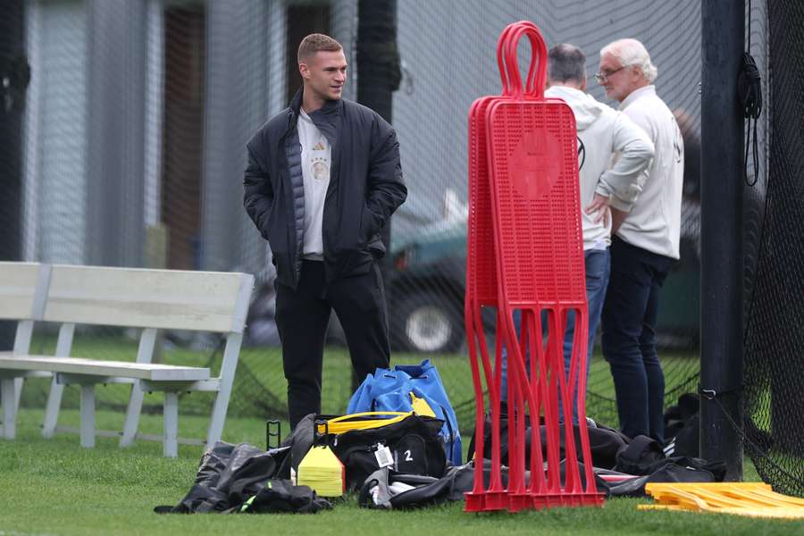 Joshua Kimmich (l.) setzte vorerst mit dem Training aus