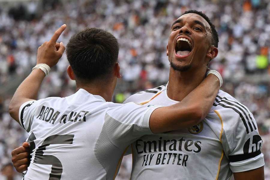 Arda Guler festeggia con Alexander-Arnold