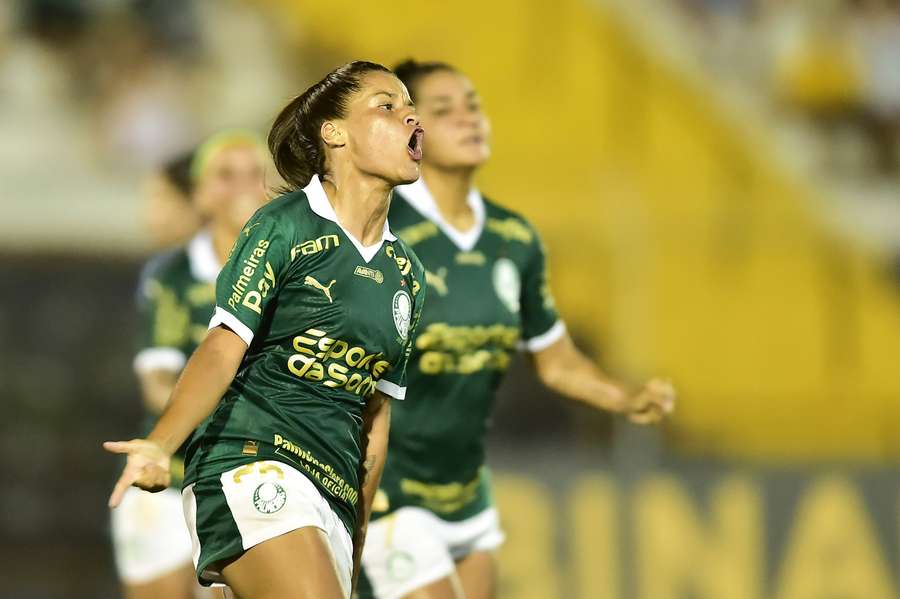 Laís Estevam celebra o primeiro gol do Palmeiras