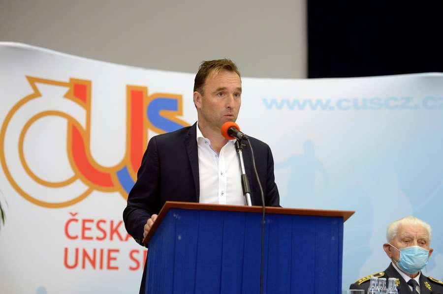 Milan Hnilička je z politiky zase víc u hokeje. 