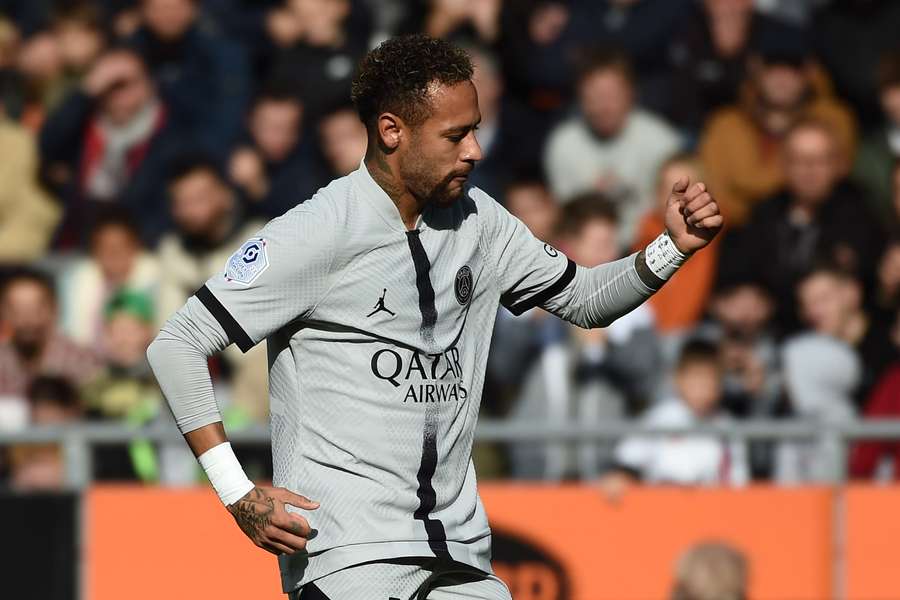 Llevado por Neymar, y con susto de Mbappé, el PSG se impone al Lorient (1-2)