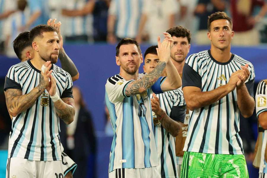 Messi applaude il pubblico dopo la vittoria dell'Argentina Messi applaude il pubblico dopo la vittoria dell'Argentina