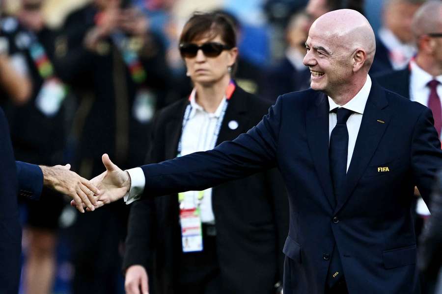 Gianni Infantino ya no puede sonreír tanto como hacía durante el Mundial Gianni Infantino ya no puede sonreír tanto como hacía durante el Mundial