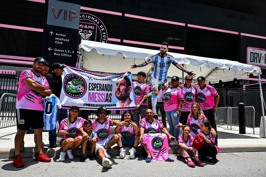 Fans of Lionel Messi wait for his arrival at the DRV PNK Stadium in Fort Lauderdale in Florida