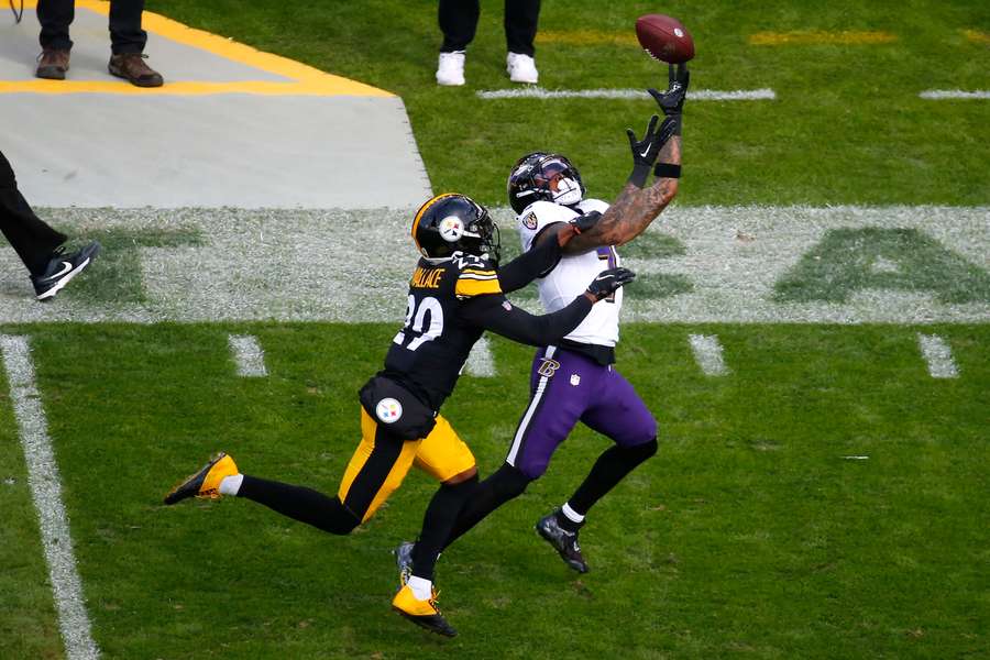 Een van de vele dropt passes van de Ravens receivers