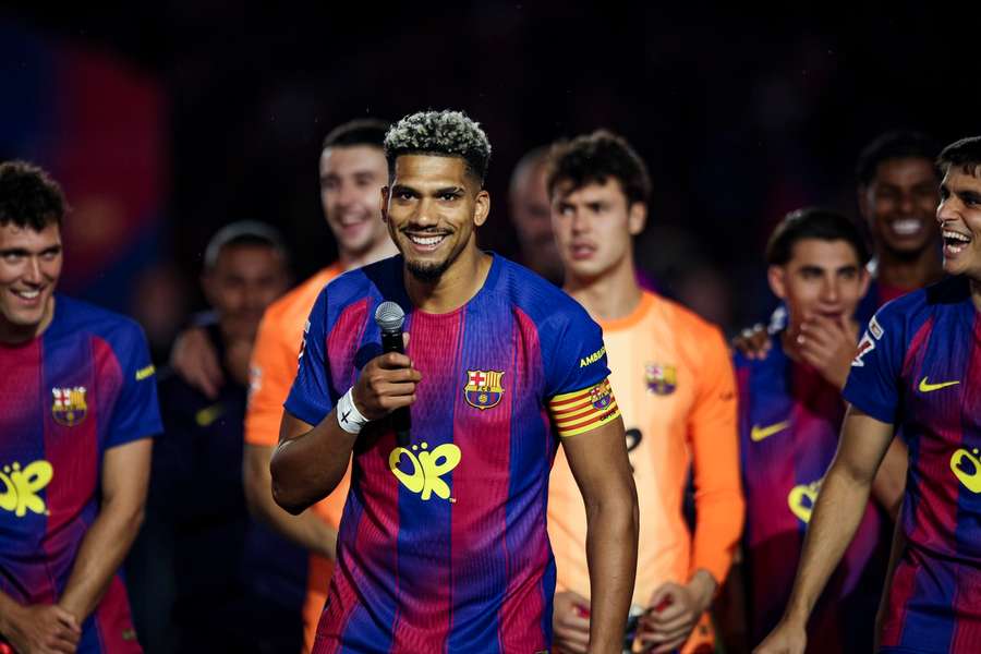 Araujo says Van Dijk is a "role model" and "reference" as he looks forward to "partnership" Araujo says Van Dijk is a "role model" and "reference" as he looks forward to "partnership"