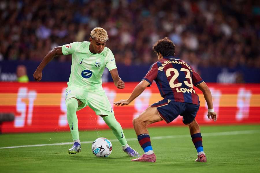 Lamine Yamal encara a Manu Sánchez Lamine Yamal encara a Manu Sánchez