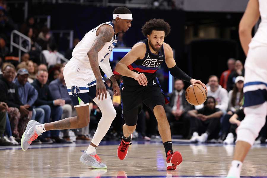 Cade Cunningham passa por Jaden McDaniels