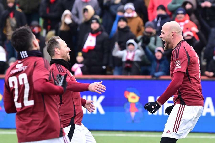 Sparta vyhrála derby internacionálů. Roman Bednář dal Slavii hattrick, 