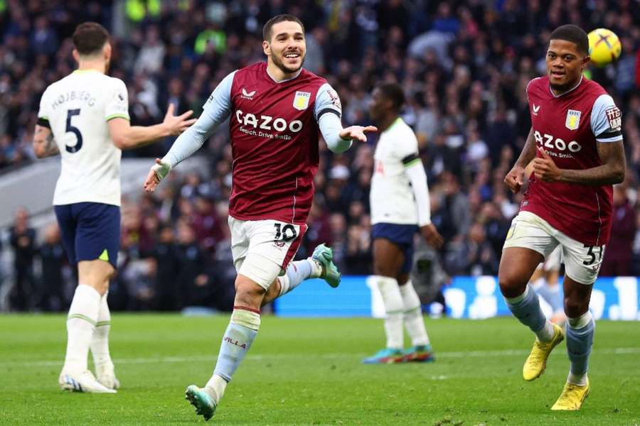 Ztráty favoritů: Tottenham podlehl doma Aston Ville, Chelsea remizovala v Nottinghamu