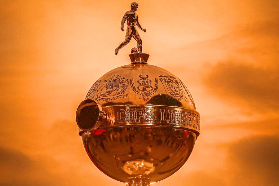 Quem fica com esta taça pela 4ª vez na história?