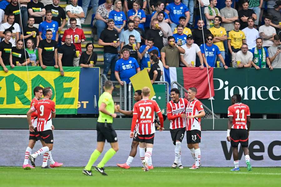 De spelers van PSV vieren de 0-1 van Malik Tillman