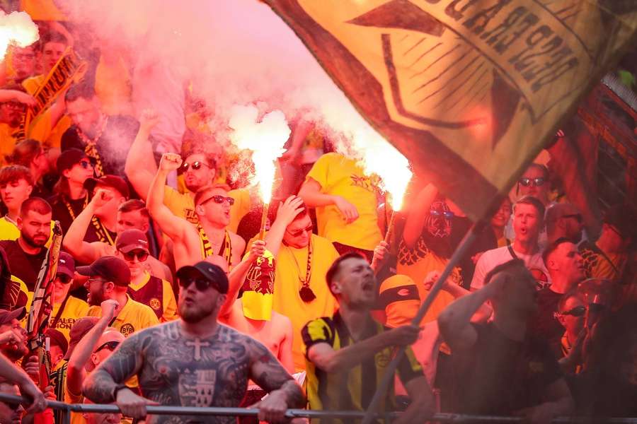 Aficionados del Borussia Dortmund en el partido en Leverkusen