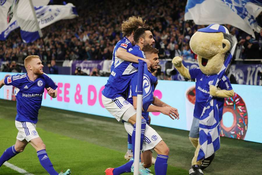 Alex Král se dočkal premiérového bundesligového bodu a Schalke první výhry od 10. září.