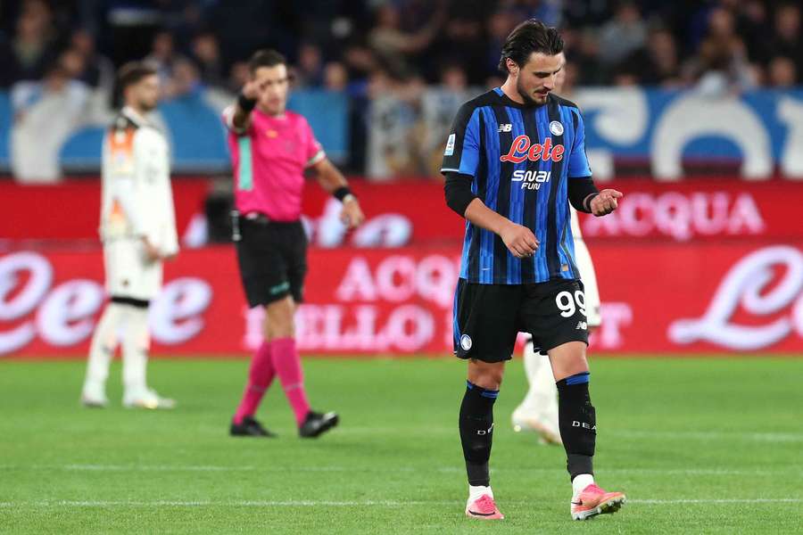 Elmas dopo l'espulsione Elmas dopo l'espulsione
