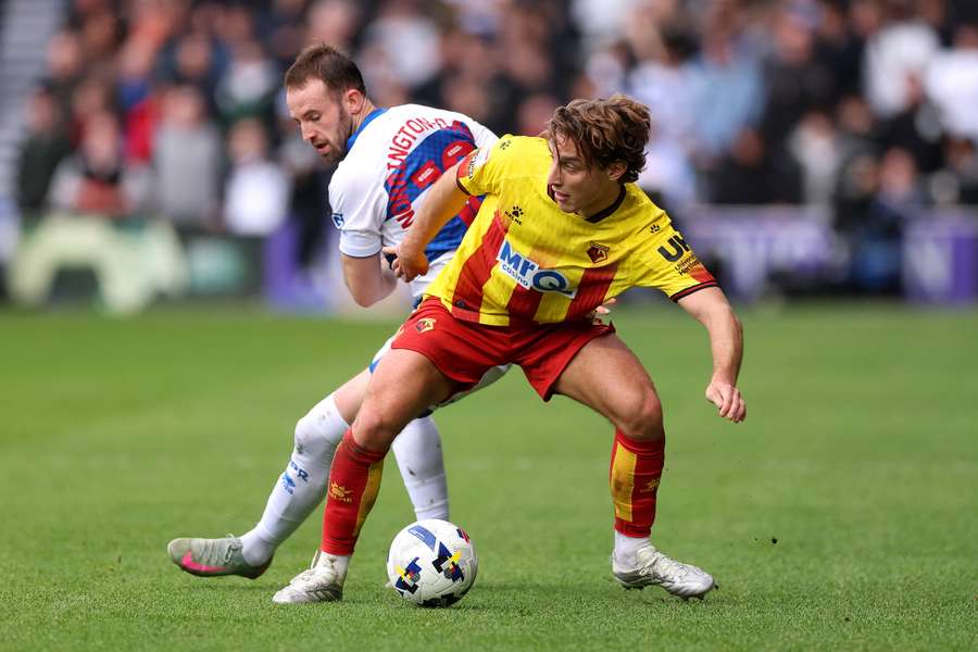 Edoardo Bove contrastato da Rhys Norrington-Davies del Queens Park Rangers