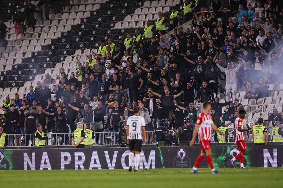 Adeptos do Partizan durante o jogo