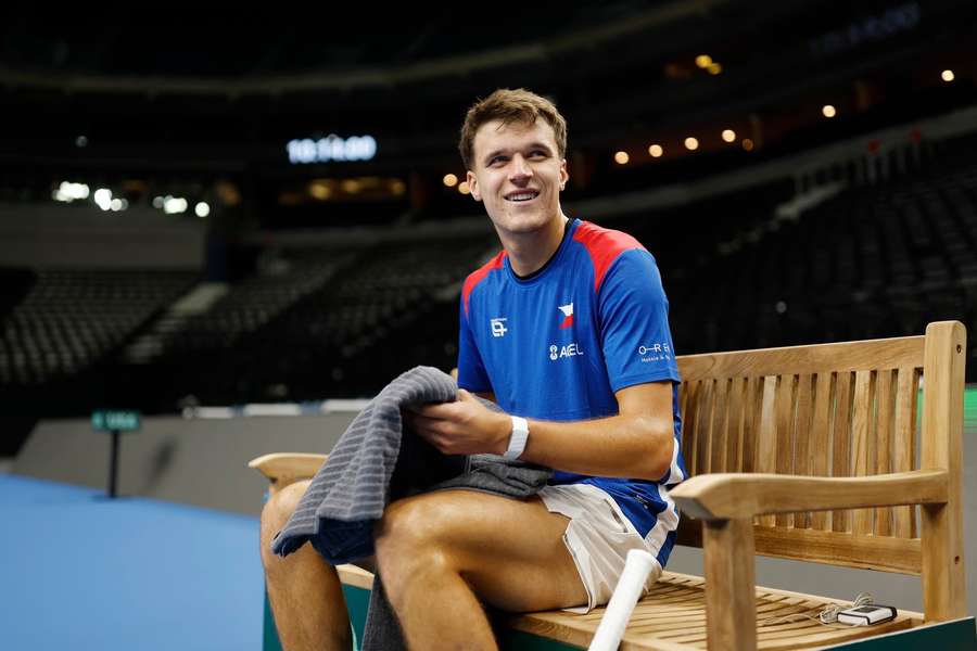 Daviscupovou bitvu s USA zahájí Jakub Menšík. Daviscupovou bitvu s USA zahájí Jakub Menšík.
