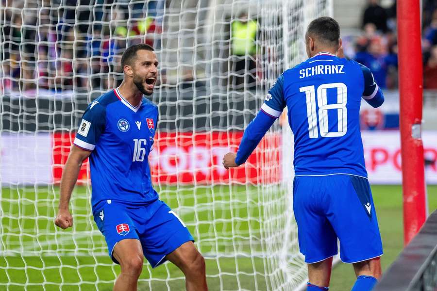 Ivan Schranz a Dávid Hancko slaví gól v zápase s Lucemburskem.