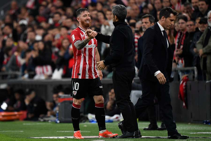 Muniain saluda a Valverde en un partido con el Athletic