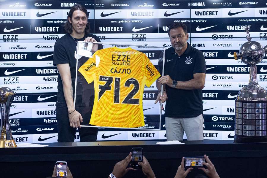 Cássio recebe camisa em homenagem aos seus 712 jogos pelo Corinthians