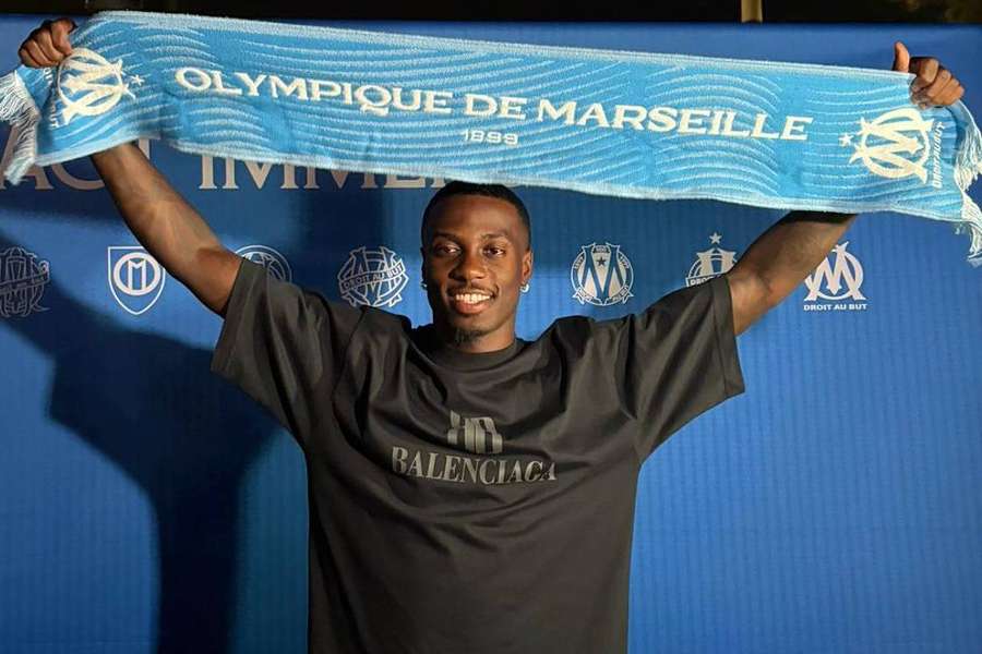 Timothy Weah llegó a Marsella acompañado de su padre George