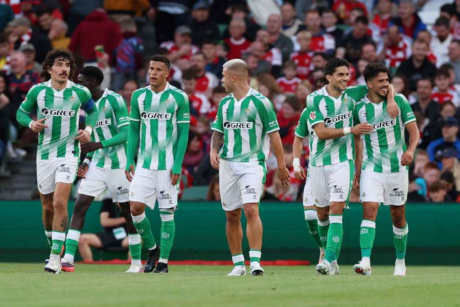 Pablo Fornals celebra con Bartra y el resto de compañeros el tercer gol del Betis Pablo Fornals celebra con Bartra y el resto de compañeros el tercer gol del Betis