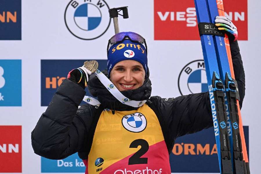 Julia Simon sourira-t-elle encore sur les podiums cette saison ?