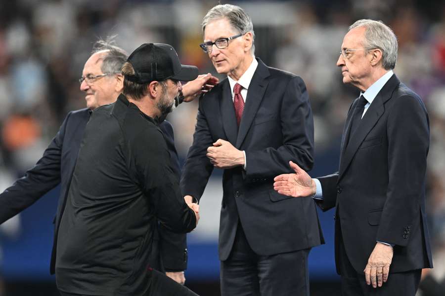 Florentino Pérez (D) tiende la mano a Jurgen Klopp (I)