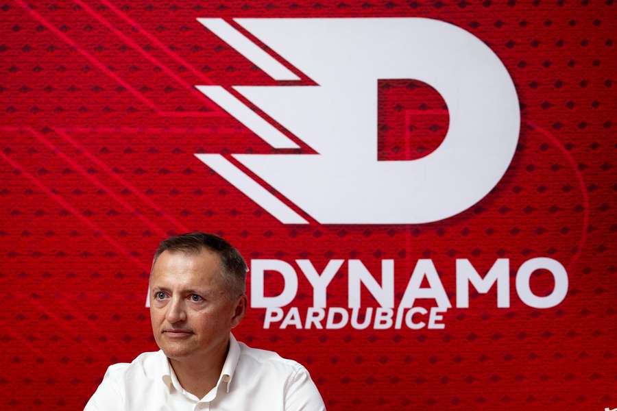 Firma HokejPce 2020 Petra Dědka požaduje po městu Pardubice, jemuž patří menšinový podíl, uhrazení ztráty rovným dílem.