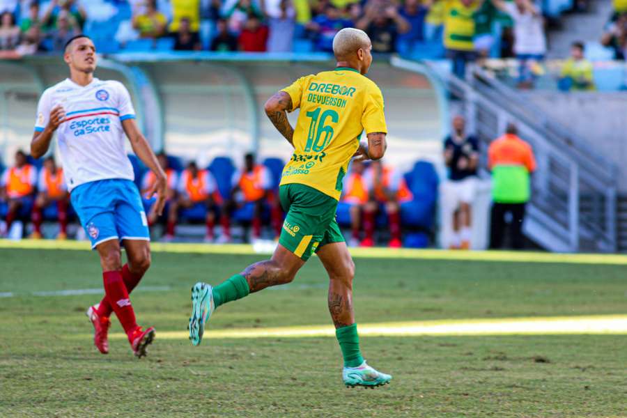 Deyverson marcou de pênalti o gol do Cuiabá