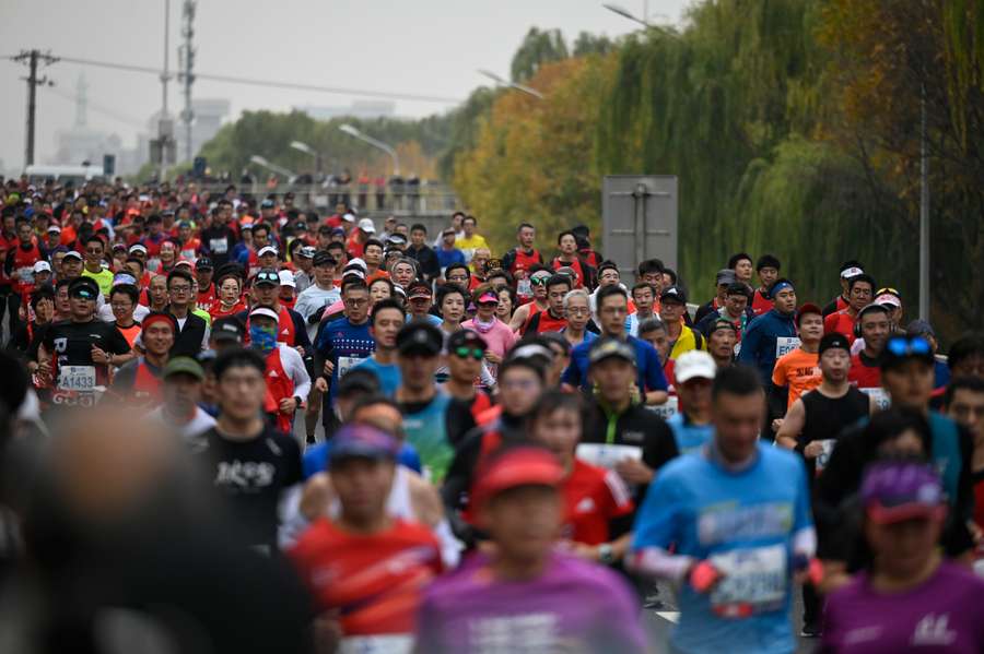 Después de dos años vuelve la maratón de Pekín pero con restricciones sanitarias