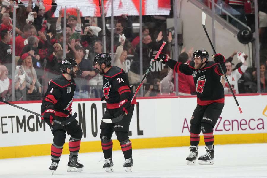 Hurricanes wyrównali stan finału NHL po zwycięstwie w dogrywce