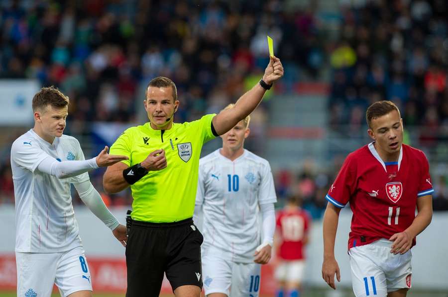 Morten Krogh is de scheidsrechter bij Nederland tegen Gibraltar in Rotterdam