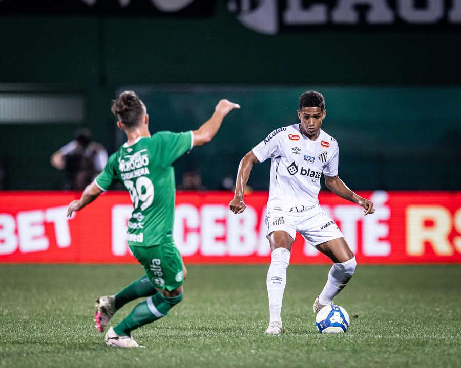 Souza ganhou chance na lateral esquerda e teve boa atuação