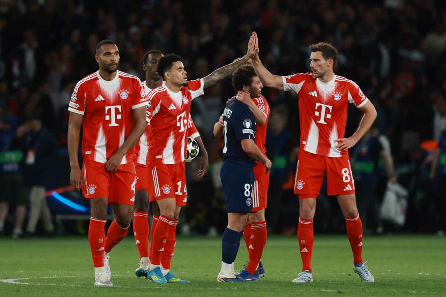 Luis Díaz se saluda con Goretzka