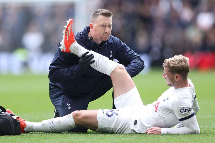 Werner ligt geblesseerd op het gras tijdens Spurs - Arsenal