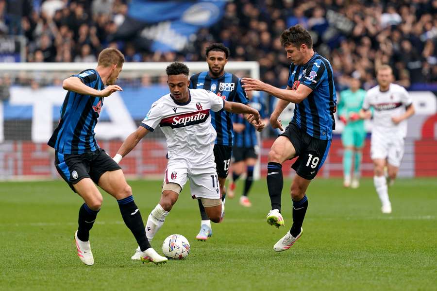 Dan Ndoye tenta il dribbling durante Atalanta-Bologna