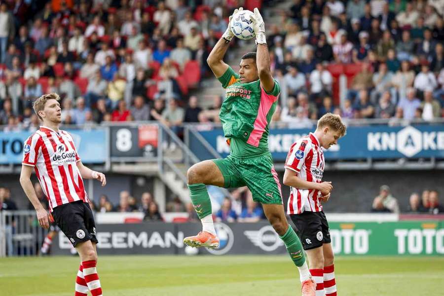 Crystal Palace medical for PSV keeper Benitez