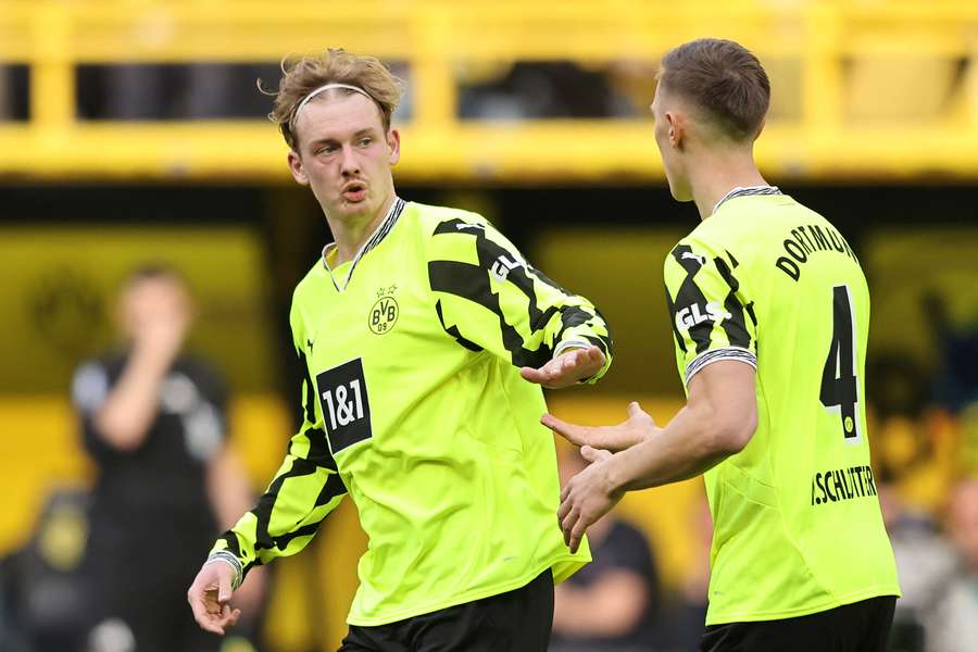 Julian Brandt e Nico Schlotterbeck com a nova camisola especial do BVB