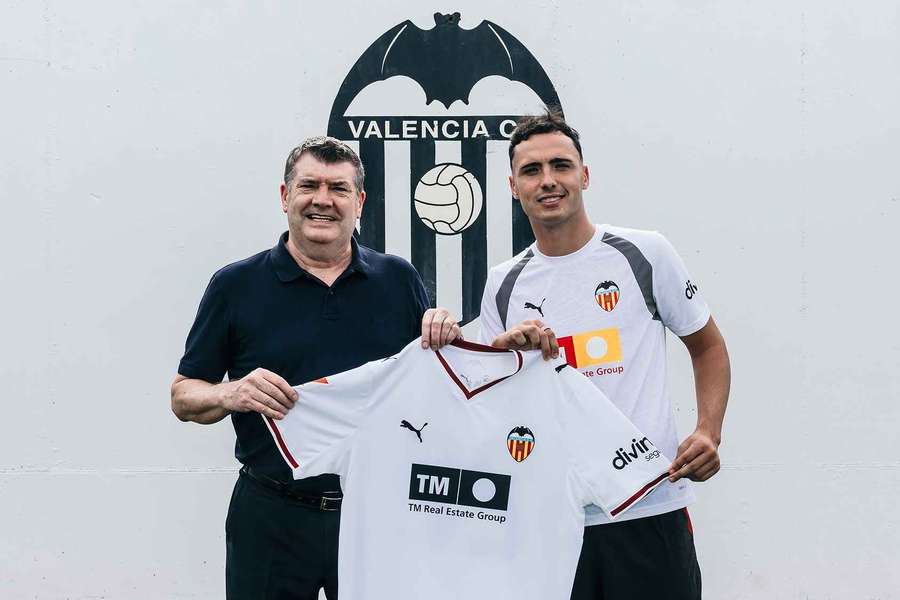 Arnau Martínez assinou por cinco temporadas