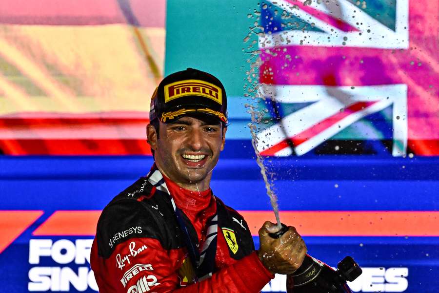 Carlos Sainz comemora no degrau mais alto do pódio