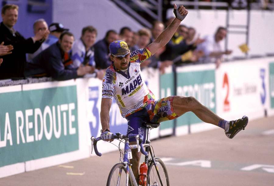 En 2000, Johan Museeuw gagne à Roubaix, 2 ans après avoir lourdement chuté dans la Trouée d'Arenberg
