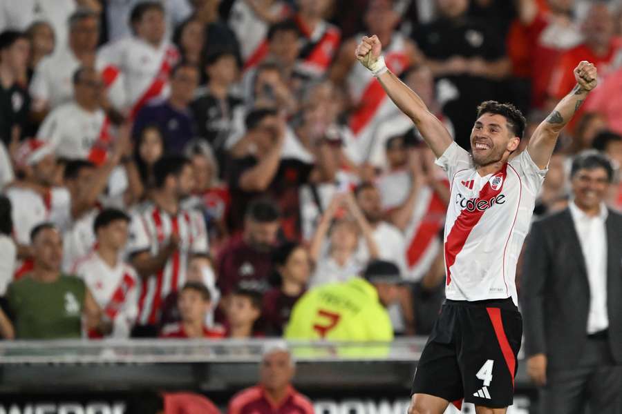 Montiel celebra con la camiseta de River.