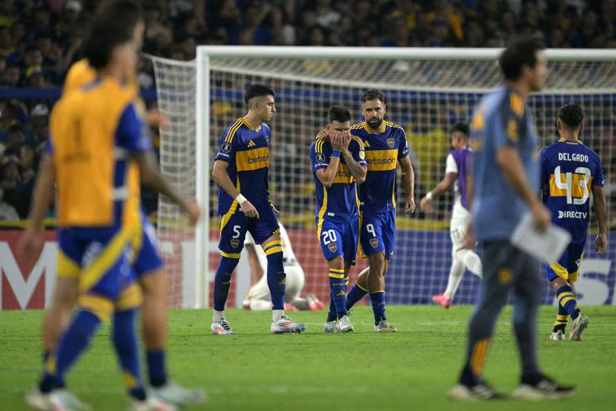 Alan Velasco se lamenta tras errar su penal durante la tanda final