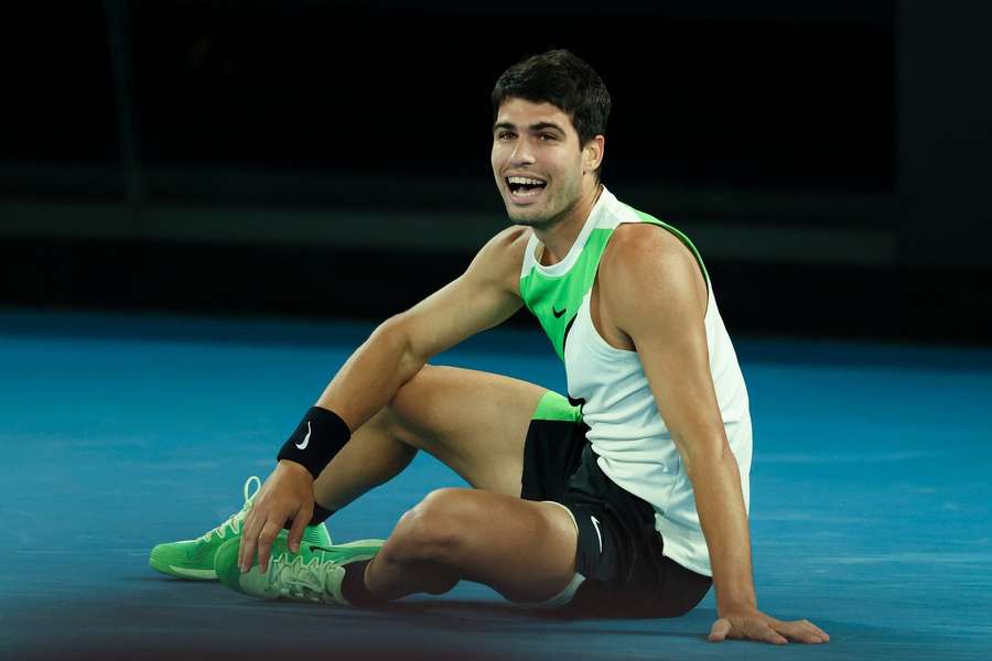 Carlos Alcaraz sank nach dem letzten Punkt vor Freude zu Boden Carlos Alcaraz sank nach dem letzten Punkt vor Freude zu Boden