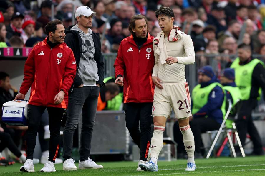 Hiroki Ito lascia il campo durante la partita tra Bayern e St. Pauli