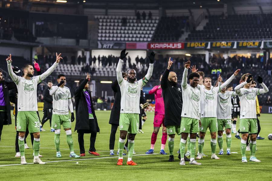 Feyenoord viert de overwinning na afloop met de eigen supporters