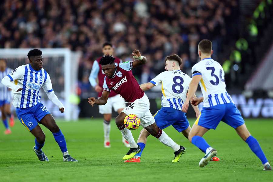 Mohammed Kudus, del West Ham, regateando a Brajan Gruda, del Brighton, bajo la presión de Joel Veltman.