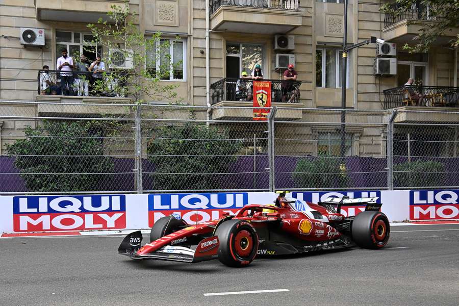 Lewis Hamilton během tréninku na VC Ázerbájdžánu.